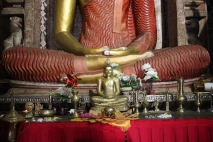 Dans le temple de Lankathilaka